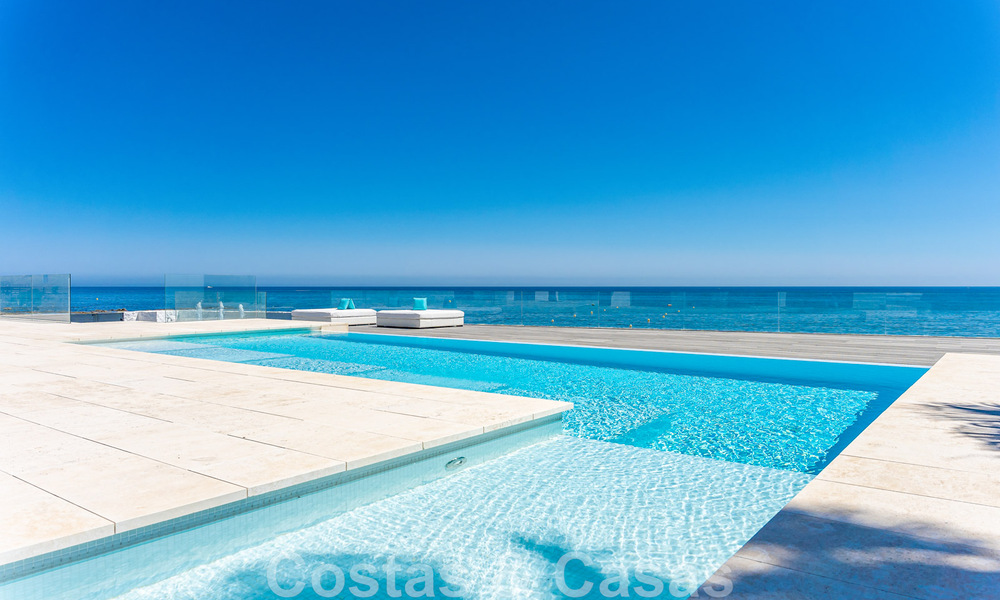 Villa avant-gardiste au style moderne à vendre, en première ligne de la mer à Mijas Costa, Costa del Sol 44456