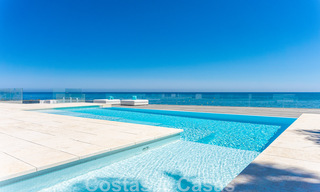 Villa avant-gardiste au style moderne à vendre, en première ligne de la mer à Mijas Costa, Costa del Sol 44456 
