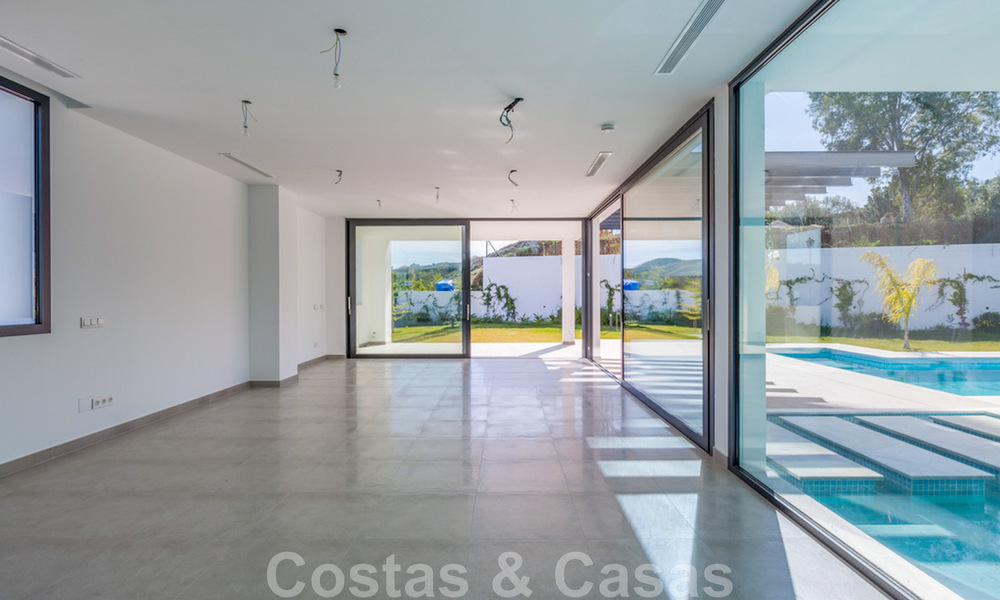 Nouvelle villa contemporaine à vendre avec vue imprenable sur les terrains de golf de la très recherchée resort La Cala Golf, Mijas 44642