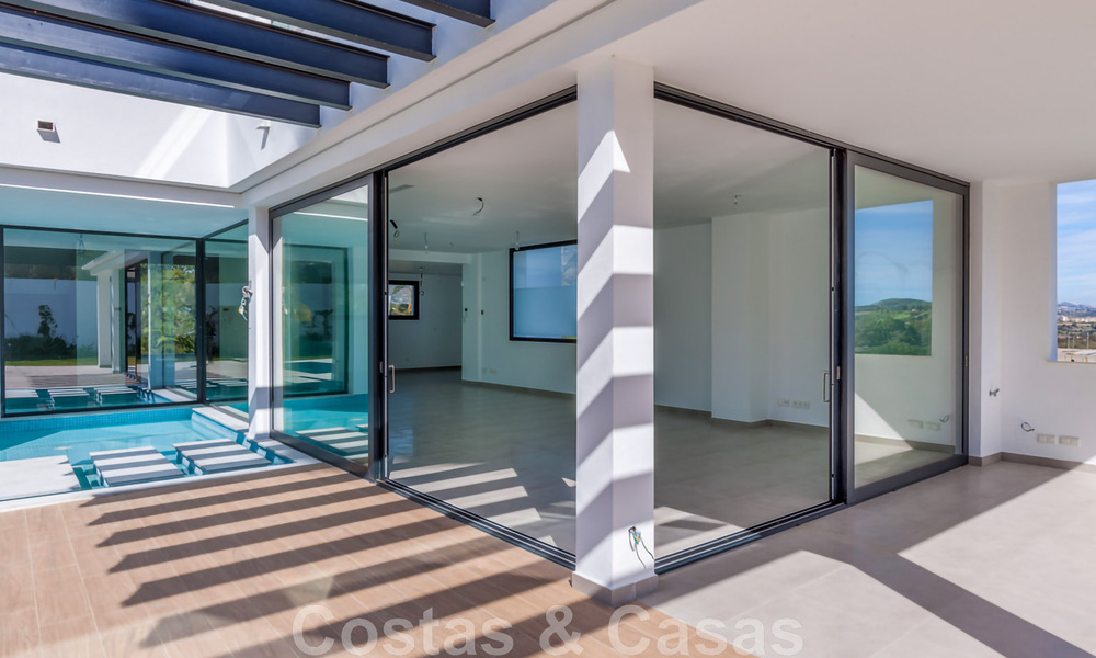 Nouvelle villa contemporaine à vendre avec vue imprenable sur les terrains de golf de la très recherchée resort La Cala Golf, Mijas 44654