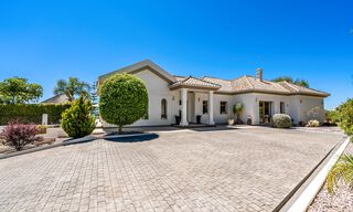 Vente d'une villa de caractère à l'architecture andalouse contemporaine, entourée de terrains de golf dans un complexe de golf 5 étoiles à Marbella - Benahavis 44873 