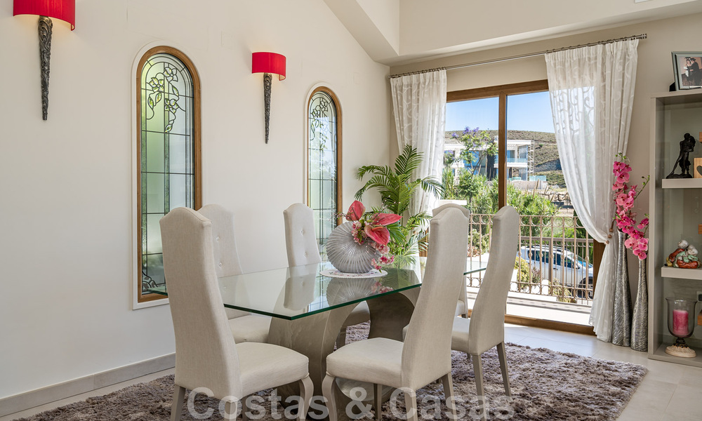 Vente d'une villa de caractère à l'architecture andalouse contemporaine, entourée de terrains de golf dans un complexe de golf 5 étoiles à Marbella - Benahavis 44875