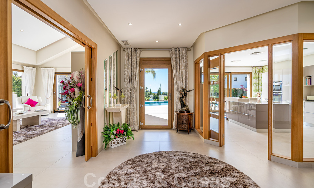 Vente d'une villa de caractère à l'architecture andalouse contemporaine, entourée de terrains de golf dans un complexe de golf 5 étoiles à Marbella - Benahavis 44877