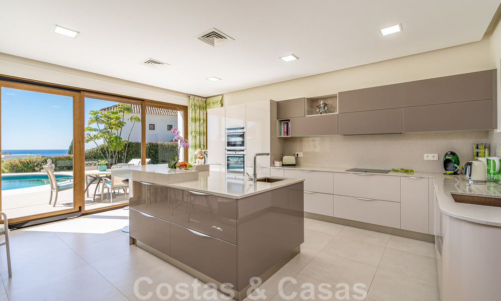Vente d'une villa de caractère à l'architecture andalouse contemporaine, entourée de terrains de golf dans un complexe de golf 5 étoiles à Marbella - Benahavis 44882
