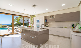 Vente d'une villa de caractère à l'architecture andalouse contemporaine, entourée de terrains de golf dans un complexe de golf 5 étoiles à Marbella - Benahavis 44882 