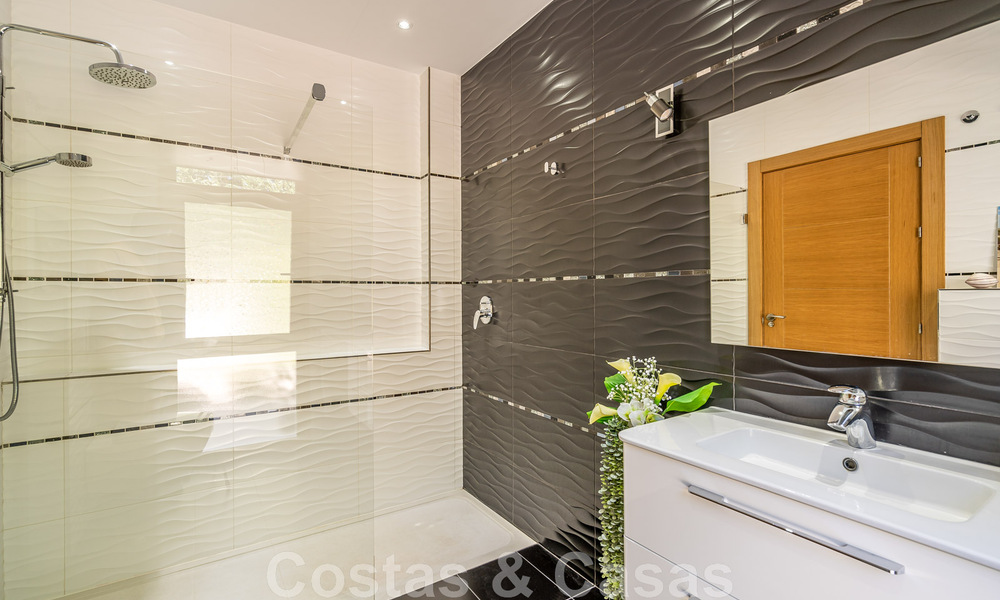 Vente d'une villa de caractère à l'architecture andalouse contemporaine, entourée de terrains de golf dans un complexe de golf 5 étoiles à Marbella - Benahavis 44884