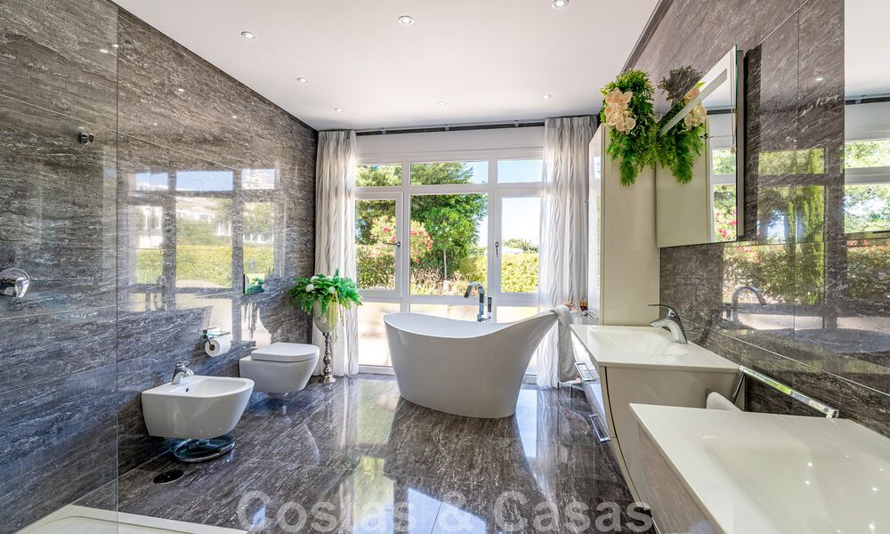 Vente d'une villa de caractère à l'architecture andalouse contemporaine, entourée de terrains de golf dans un complexe de golf 5 étoiles à Marbella - Benahavis 44885