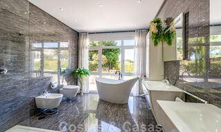 Vente d'une villa de caractère à l'architecture andalouse contemporaine, entourée de terrains de golf dans un complexe de golf 5 étoiles à Marbella - Benahavis 44885 