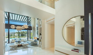 Villa exclusive et prestigieuse à vendre, située en première ligne de golf au cœur de Nueva Andalucia à Marbella 44802 
