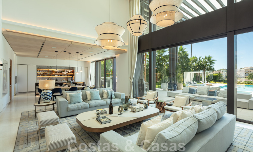 Villa exclusive et prestigieuse à vendre, située en première ligne de golf au cœur de Nueva Andalucia à Marbella 44804
