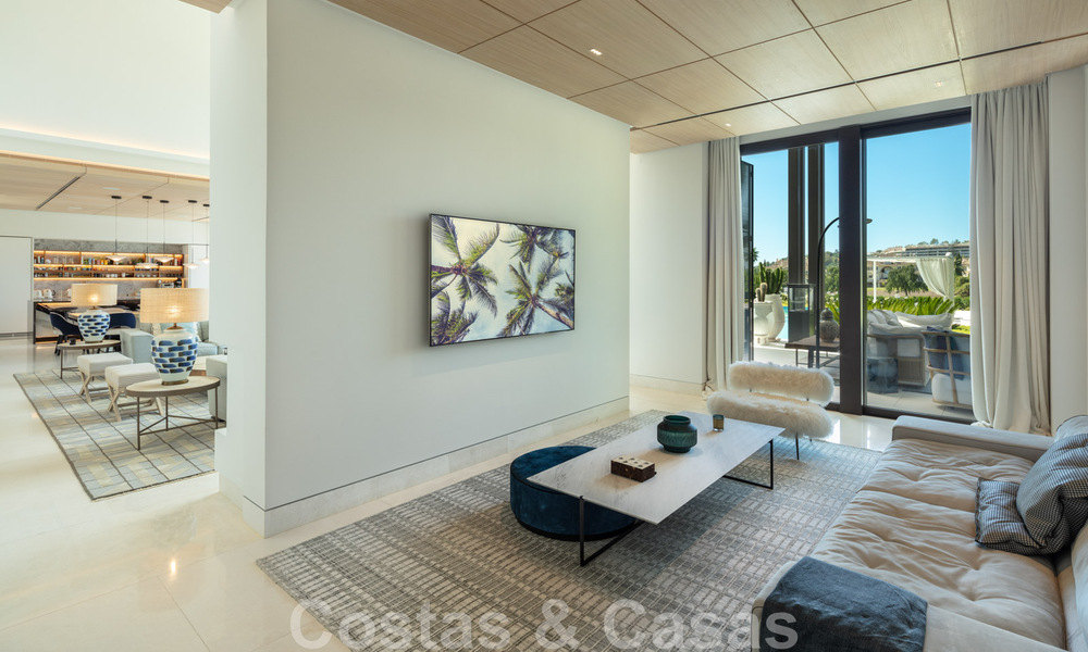 Villa exclusive et prestigieuse à vendre, située en première ligne de golf au cœur de Nueva Andalucia à Marbella 44805