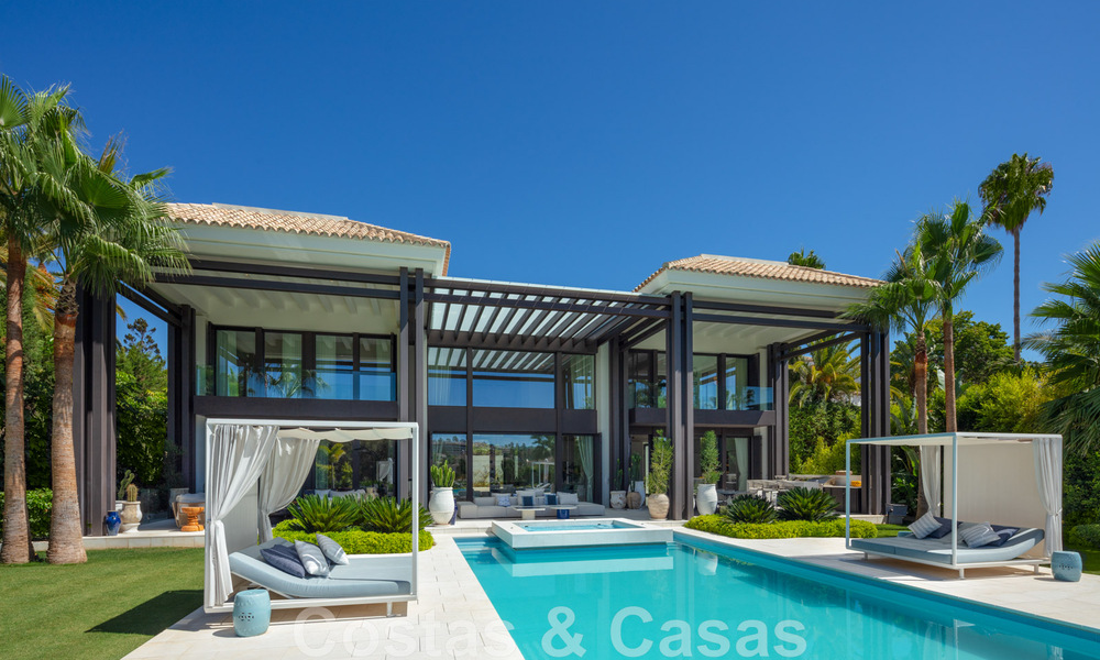 Villa exclusive et prestigieuse à vendre, située en première ligne de golf au cœur de Nueva Andalucia à Marbella 44809