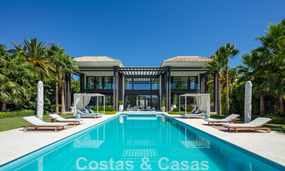 Villa exclusive et prestigieuse à vendre, située en première ligne de golf au cœur de Nueva Andalucia à Marbella 44810