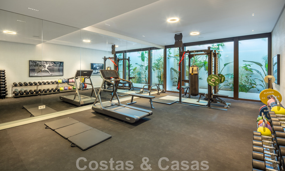 Villa exclusive et prestigieuse à vendre, située en première ligne de golf au cœur de Nueva Andalucia à Marbella 44811