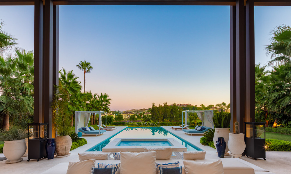 Villa exclusive et prestigieuse à vendre, située en première ligne de golf au cœur de Nueva Andalucia à Marbella 44817