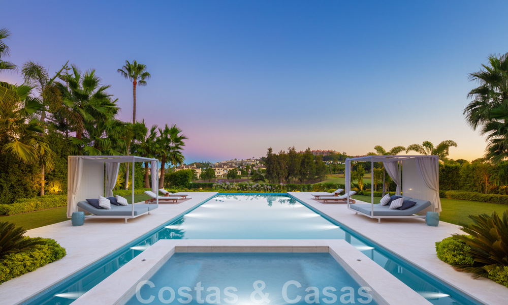 Villa exclusive et prestigieuse à vendre, située en première ligne de golf au cœur de Nueva Andalucia à Marbella 44818