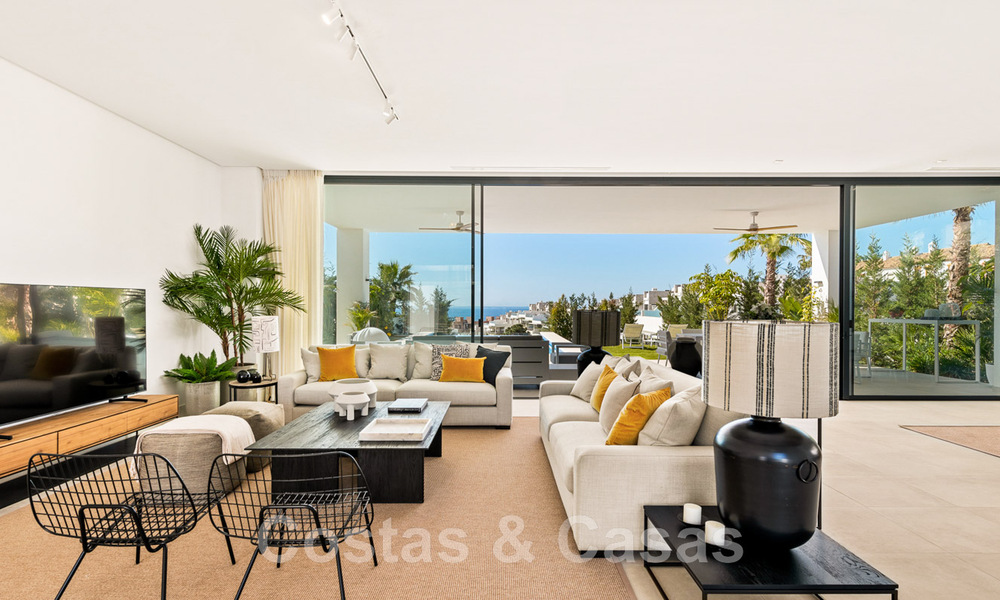 Villa moderne prête à être emménagée, à vendre, en première ligne de golf avec vue imprenable sur la mer à Marbella Est 44976