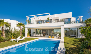 Villa moderne prête à être emménagée, à vendre, en première ligne de golf avec vue imprenable sur la mer à Marbella Est 44981 