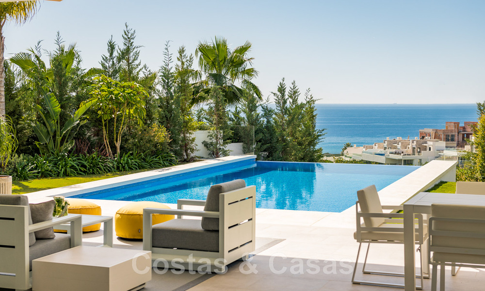 Villa moderne prête à être emménagée, à vendre, en première ligne de golf avec vue imprenable sur la mer à Marbella Est 44984