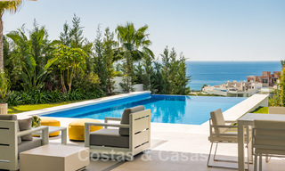 Villa moderne prête à être emménagée, à vendre, en première ligne de golf avec vue imprenable sur la mer à Marbella Est 44984 