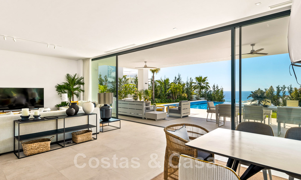 Villa moderne prête à être emménagée, à vendre, en première ligne de golf avec vue imprenable sur la mer à Marbella Est 44985