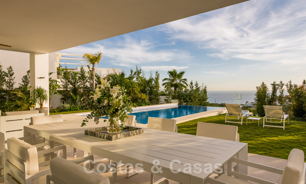 Villa moderne prête à être emménagée, à vendre, en première ligne de golf avec vue imprenable sur la mer à Marbella Est 44989