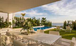 Villa moderne prête à être emménagée, à vendre, en première ligne de golf avec vue imprenable sur la mer à Marbella Est 44989 