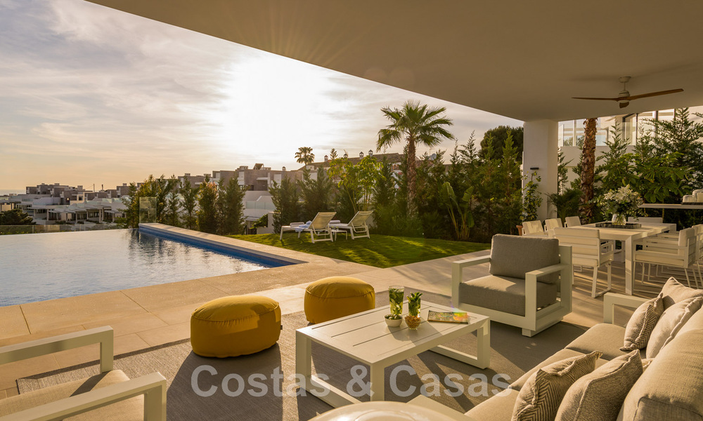 Villa moderne prête à être emménagée, à vendre, en première ligne de golf avec vue imprenable sur la mer à Marbella Est 44990