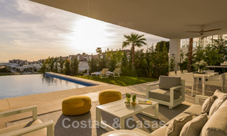 Villa moderne prête à être emménagée, à vendre, en première ligne de golf avec vue imprenable sur la mer à Marbella Est 44990 