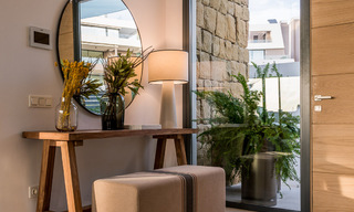 Villa moderne prête à être emménagée, à vendre, en première ligne de golf avec vue imprenable sur la mer à Marbella Est 44994 