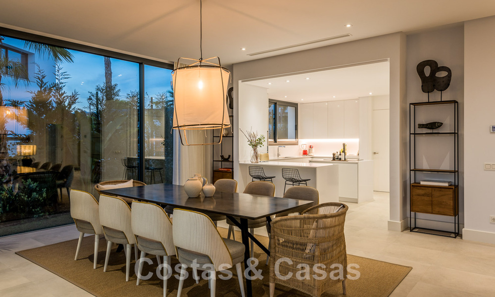Villa moderne prête à être emménagée, à vendre, en première ligne de golf avec vue imprenable sur la mer à Marbella Est 44995