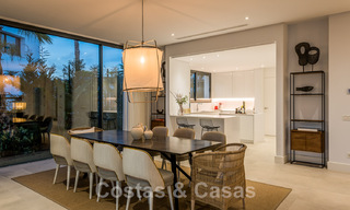 Villa moderne prête à être emménagée, à vendre, en première ligne de golf avec vue imprenable sur la mer à Marbella Est 44995 