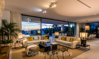 Villa moderne prête à être emménagée, à vendre, en première ligne de golf avec vue imprenable sur la mer à Marbella Est 44998 