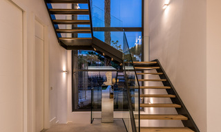 Villa moderne prête à être emménagée, à vendre, en première ligne de golf avec vue imprenable sur la mer à Marbella Est 44999 