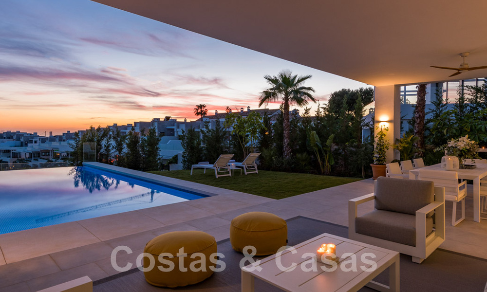 Villa moderne prête à être emménagée, à vendre, en première ligne de golf avec vue imprenable sur la mer à Marbella Est 45001