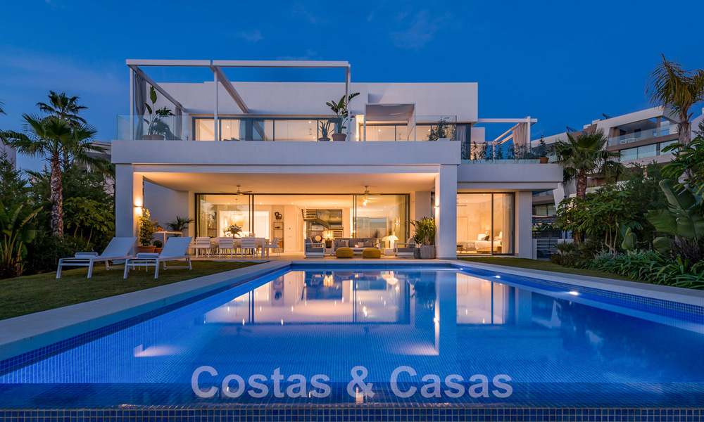 Villa moderne prête à être emménagée, à vendre, en première ligne de golf avec vue imprenable sur la mer à Marbella Est 45002