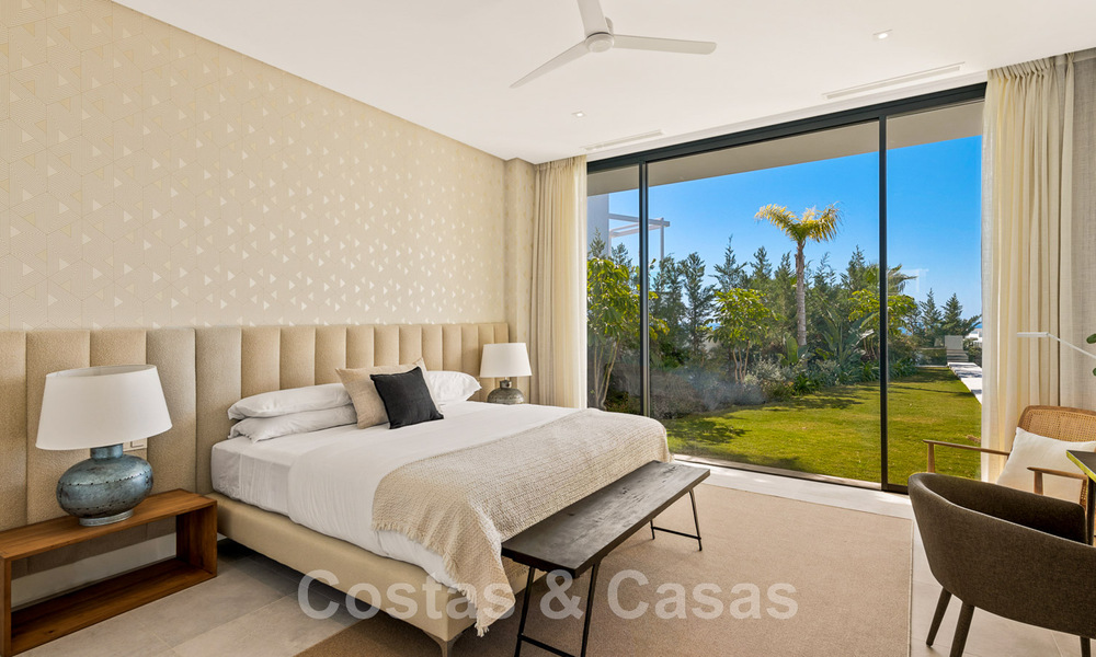 Villa moderne prête à être emménagée, à vendre, en première ligne de golf avec vue imprenable sur la mer à Marbella Est 45004