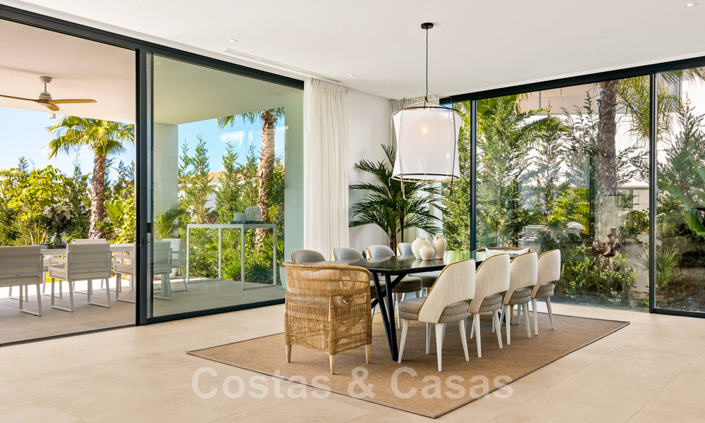 Villa moderne prête à être emménagée, à vendre, en première ligne de golf avec vue imprenable sur la mer à Marbella Est 45006