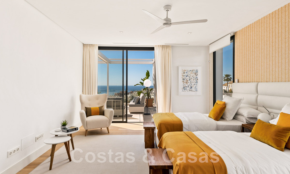 Villa moderne prête à être emménagée, à vendre, en première ligne de golf avec vue imprenable sur la mer à Marbella Est 45007