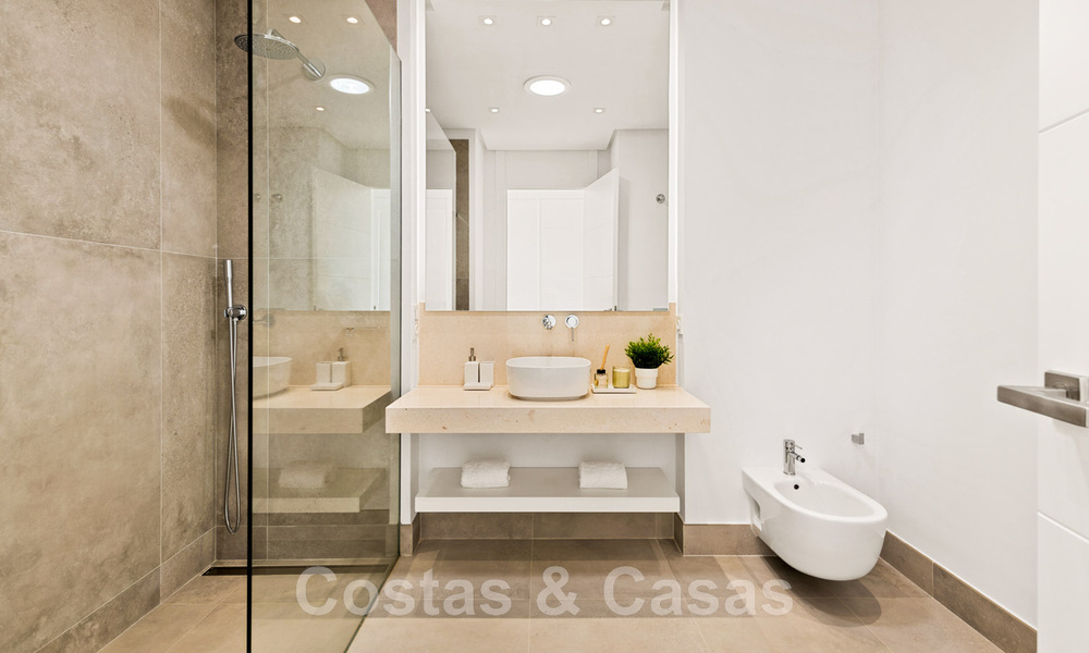 Villa moderne prête à être emménagée, à vendre, en première ligne de golf avec vue imprenable sur la mer à Marbella Est 45011