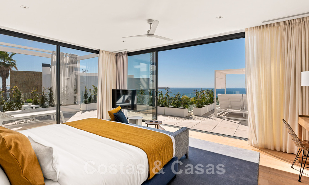 Villa moderne prête à être emménagée, à vendre, en première ligne de golf avec vue imprenable sur la mer à Marbella Est 45012