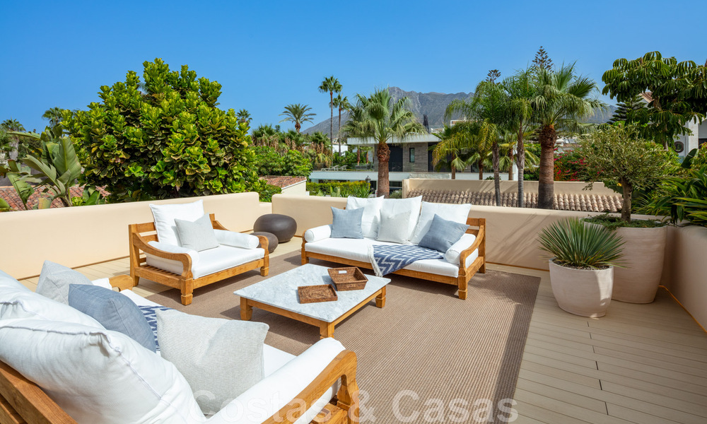 Villa andalouse moderniste à vendre avec vue panoramique, à deux pas de la mer, sur la Golden Mile de Marbella 44909