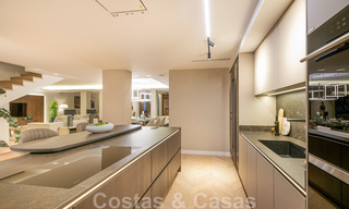 Penthouse duplex moderne et rénové, avec vue panoramique sur la mer, dans un complexe sécurisé 24h/24 à Nueva Andalucia, Marbella 45368 