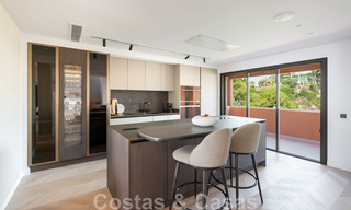 Penthouse duplex moderne et rénové, avec vue panoramique sur la mer, dans un complexe sécurisé 24h/24 à Nueva Andalucia, Marbella 45371 