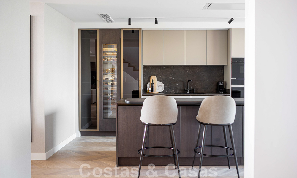 Penthouse duplex moderne et rénové, avec vue panoramique sur la mer, dans un complexe sécurisé 24h/24 à Nueva Andalucia, Marbella 45372