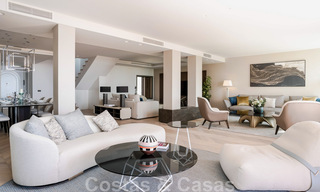 Penthouse duplex moderne et rénové, avec vue panoramique sur la mer, dans un complexe sécurisé 24h/24 à Nueva Andalucia, Marbella 45374 