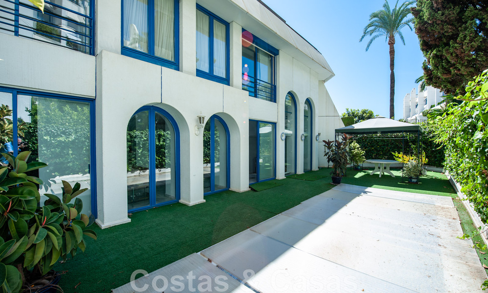 Vente d'un appartement spacieux avec une terrasse et une piscine privée, plage de seconde ligne dans le centre de Marbella 44932