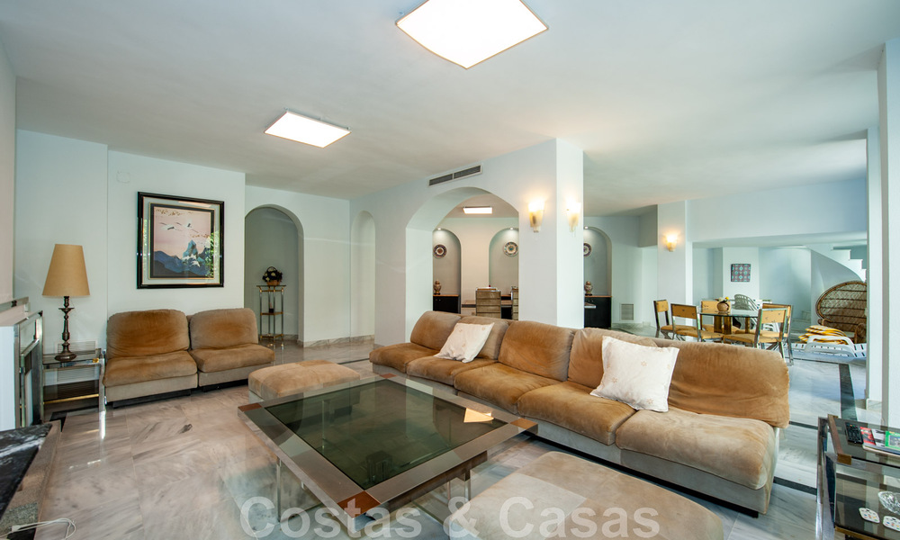 Vente d'un appartement spacieux avec une terrasse et une piscine privée, plage de seconde ligne dans le centre de Marbella 44937