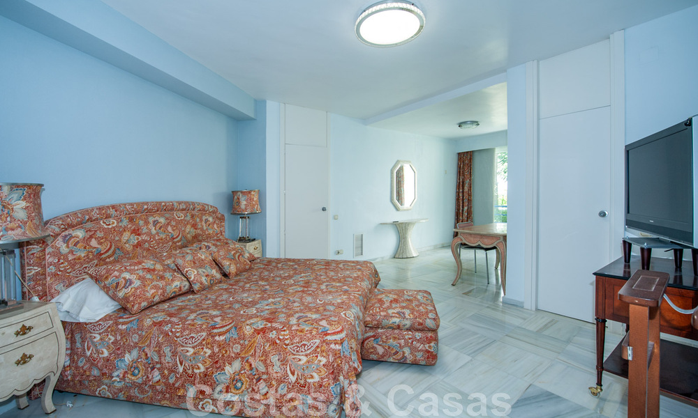 Vente d'un appartement spacieux avec une terrasse et une piscine privée, plage de seconde ligne dans le centre de Marbella 44940