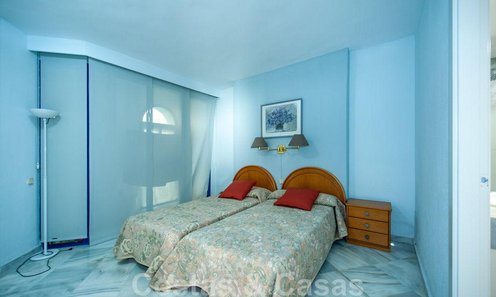 Vente d'un appartement spacieux avec une terrasse et une piscine privée, plage de seconde ligne dans le centre de Marbella 44942